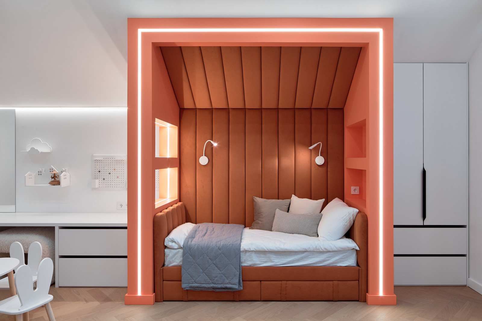 Светильник настенный регулируемый светодиодный Stem белый 3000К с USB-портом