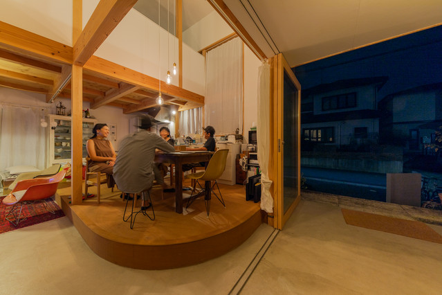 通り土間の家 moderno-sala-da-pranzo