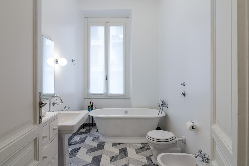 Стильный дизайн: огромная ванная комната в классическом стиле - последний тренд