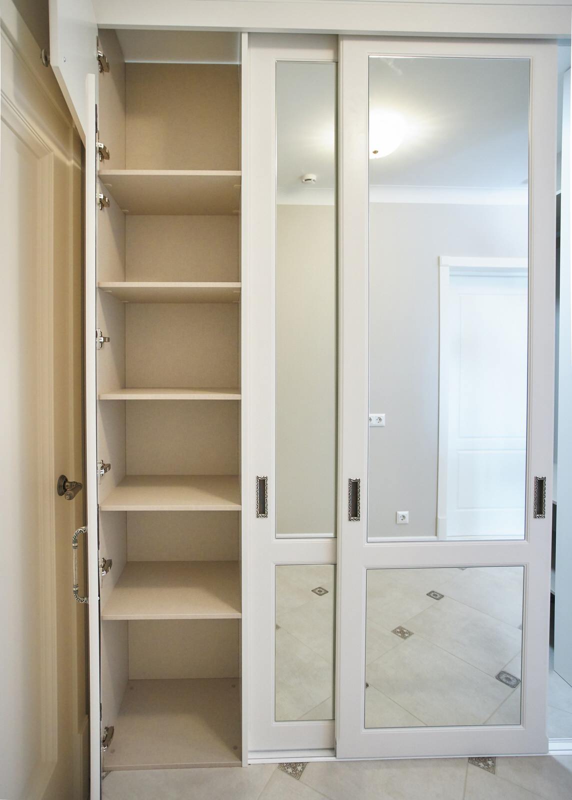 Гардеробная система классика raumplus с раздвижными и распашными дверьми