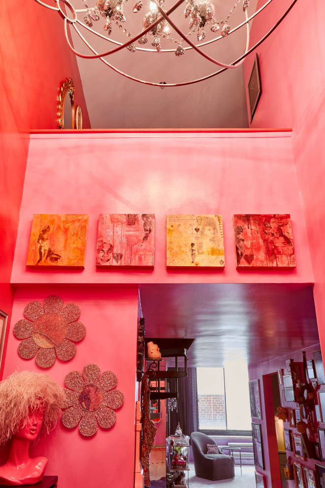 Idéer för en liten eklektisk hall, med rosa väggar, ljust trägolv och beiget golv