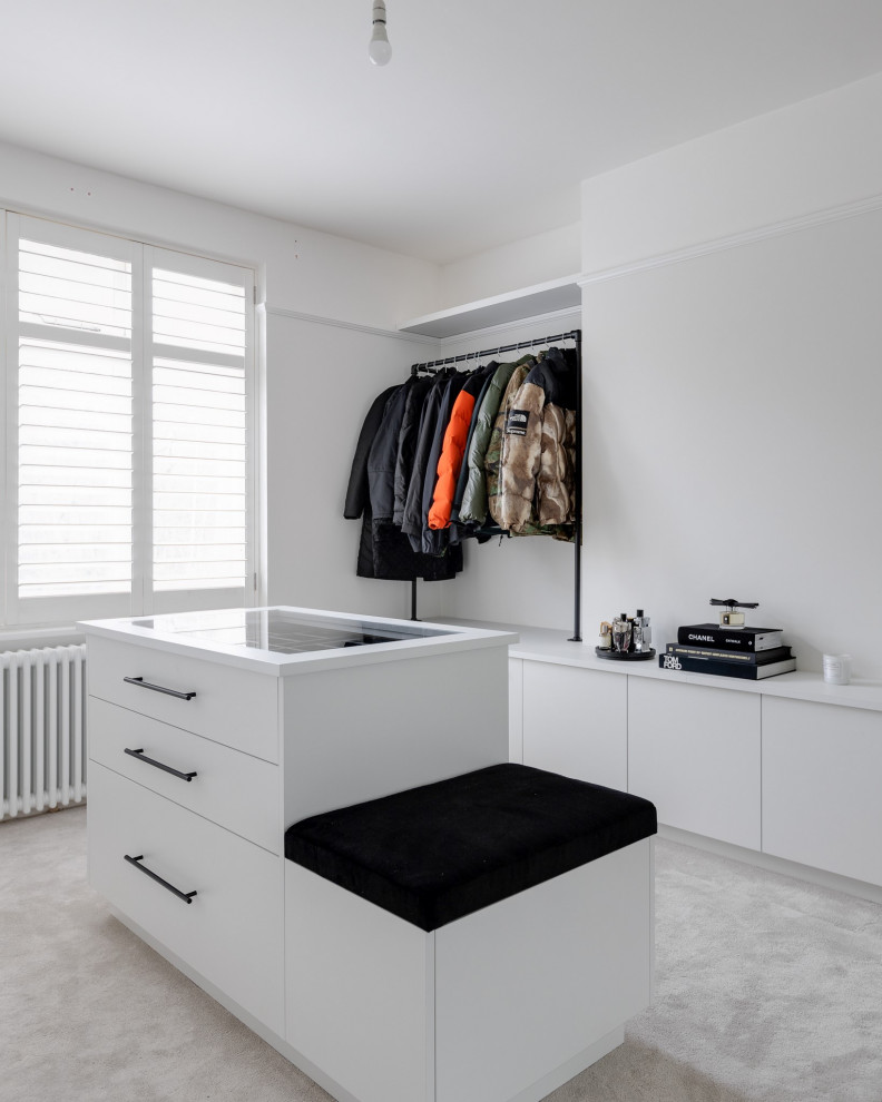 На фото: гардеробная комната среднего размера в стиле модернизм с плоскими фасадами, белыми фасадами, ковровым покрытием и серым полом с