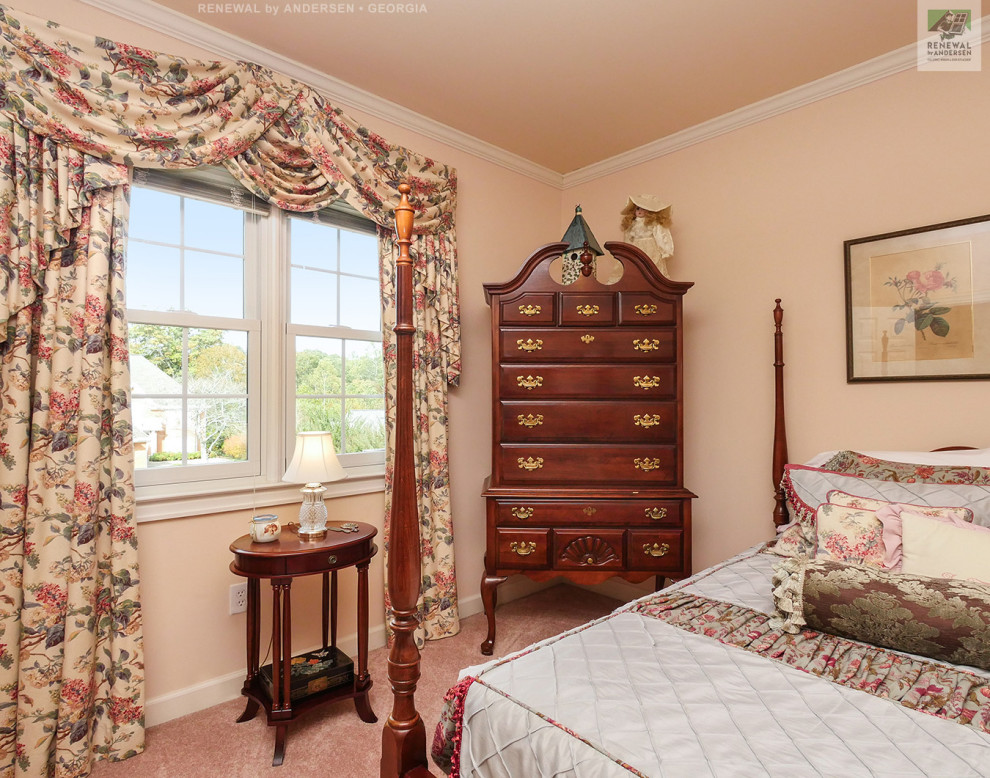 Immagine di una camera degli ospiti di medie dimensioni con pareti rosa, moquette, nessun camino e pavimento rosa