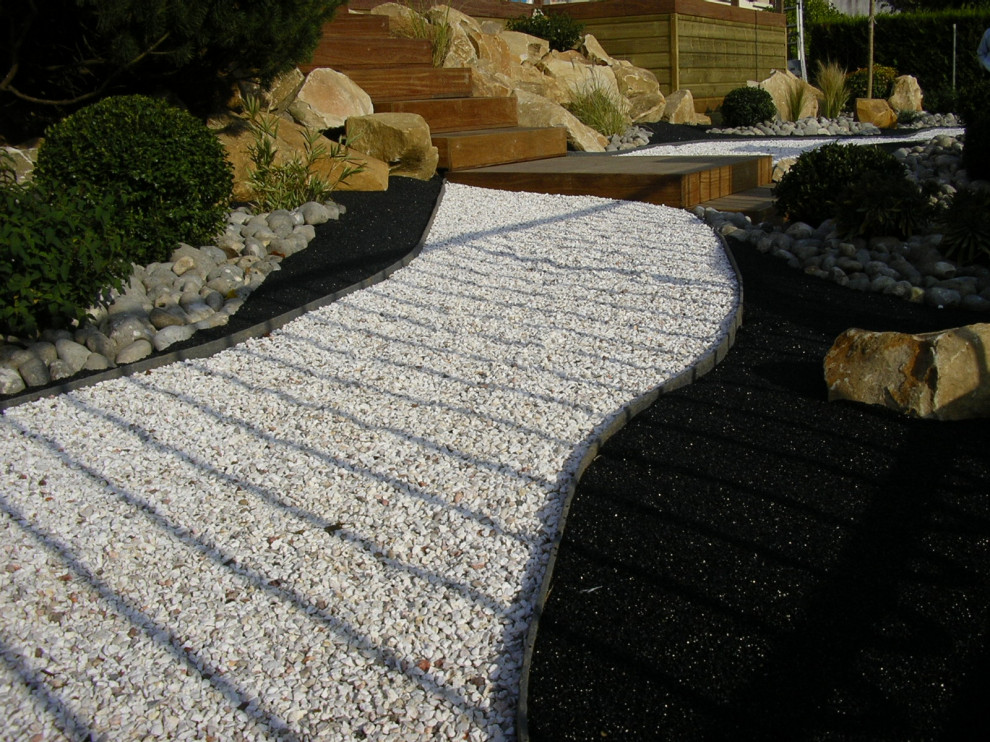 Jardin minéral avec terrasse sur pilotis