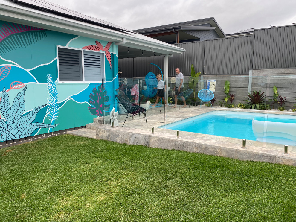 Esempio di una piscina costiera rettangolare di medie dimensioni e dietro casa con pavimentazioni in pietra naturale