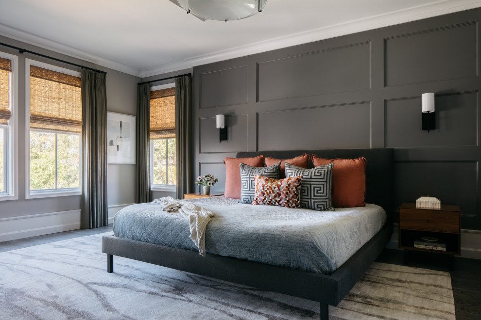 Ejemplo de dormitorio principal de estilo de casa de campo grande sin chimenea con paredes grises, suelo de madera oscura, bandeja, panelado y suelo gris