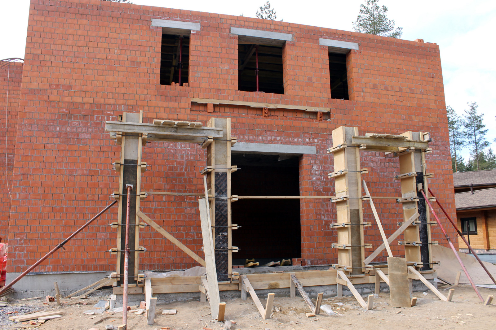 Дом из кирпича в "Охтинском парке"