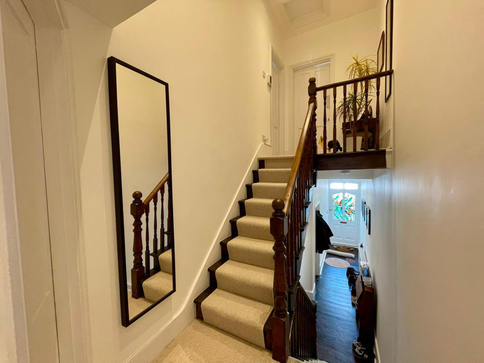 Свежая идея для дизайна: маленькая угловая лестница в викторианском стиле с ступенями с ковровым покрытием и деревянными перилами для на участке и в саду - отличное фото интерьера