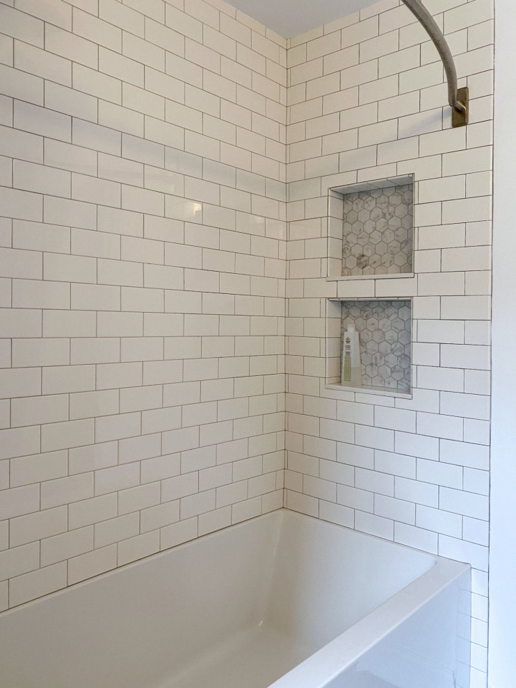 Стильный дизайн: главная ванная комната в стиле неоклассика (современная классика) с фасадами в стиле шейкер, серыми фасадами, ванной в нише, душем над ванной, биде, белой плиткой, плиткой кабанчик, белыми стенами, полом из керамогранита, врезной раковиной, столешницей из искусственного кварца, серым полом, шторкой для ванной, серой столешницей, тумбой под две раковины и встроенной тумбой - последний тренд