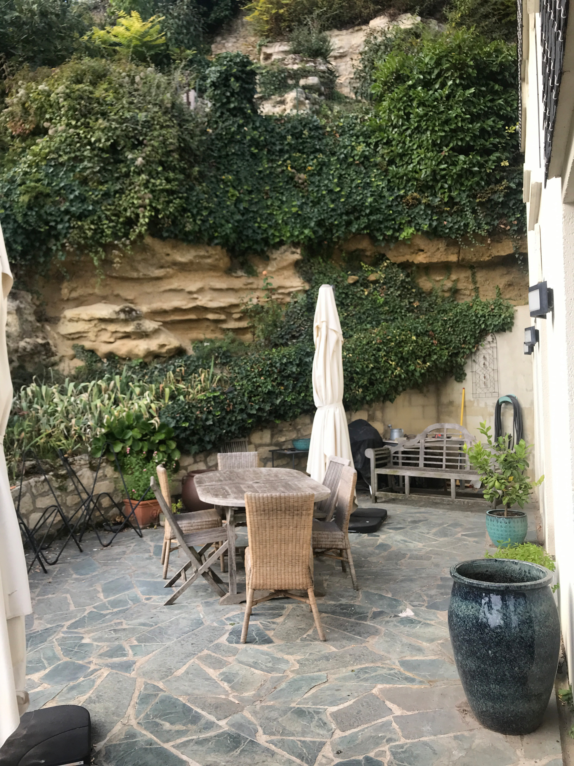 Jardin sur les falaises rocheuses