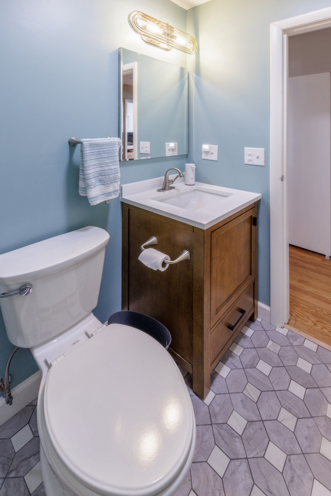 Esempio di una piccola stanza da bagno padronale classica con doccia alcova, porta doccia scorrevole, panca da doccia, un lavabo e mobile bagno freestanding