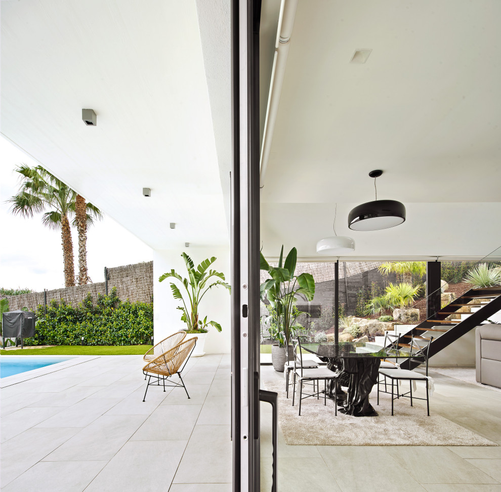 Imagen de terraza in patio trasero With suelo de baldosas