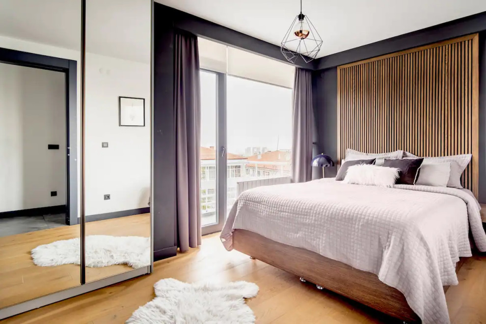 Idee per una camera matrimoniale minimalista di medie dimensioni con pareti grigie e parquet chiaro