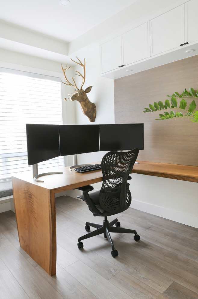 Modelo de despacho actual de tamaño medio con suelo vinílico, escritorio empotrado, bandeja y madera