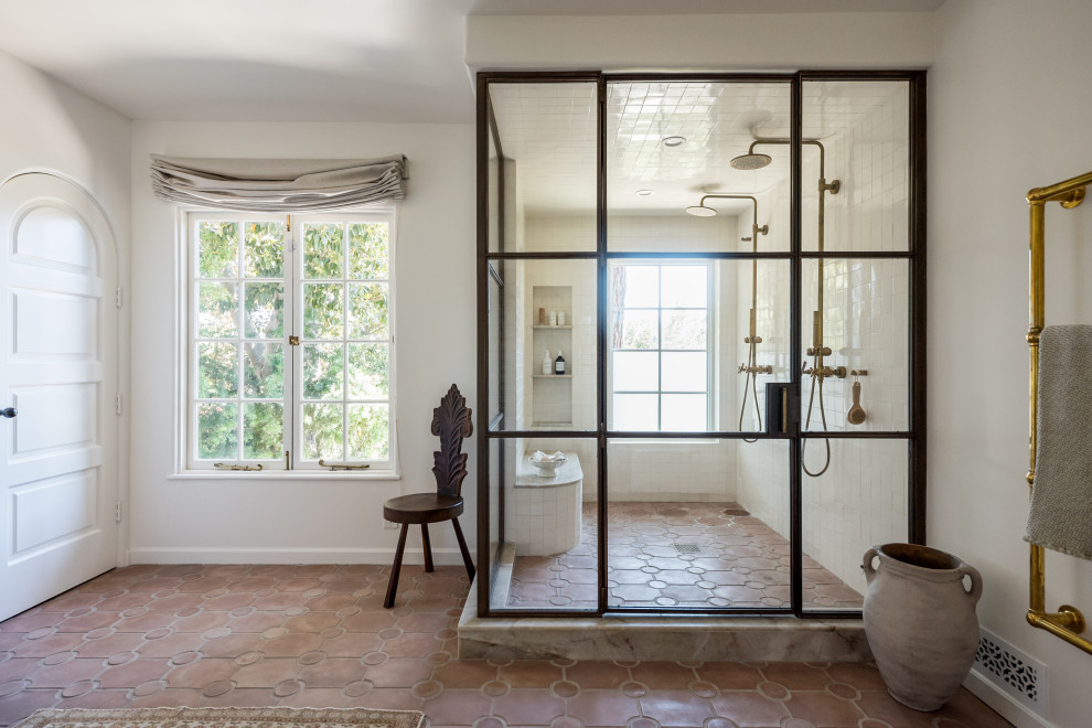 Источник вдохновения для домашнего уюта: ванная комната в средиземноморском стиле с угловым душем, белой плиткой, белыми стенами, красным полом, нишей и сиденьем для душа