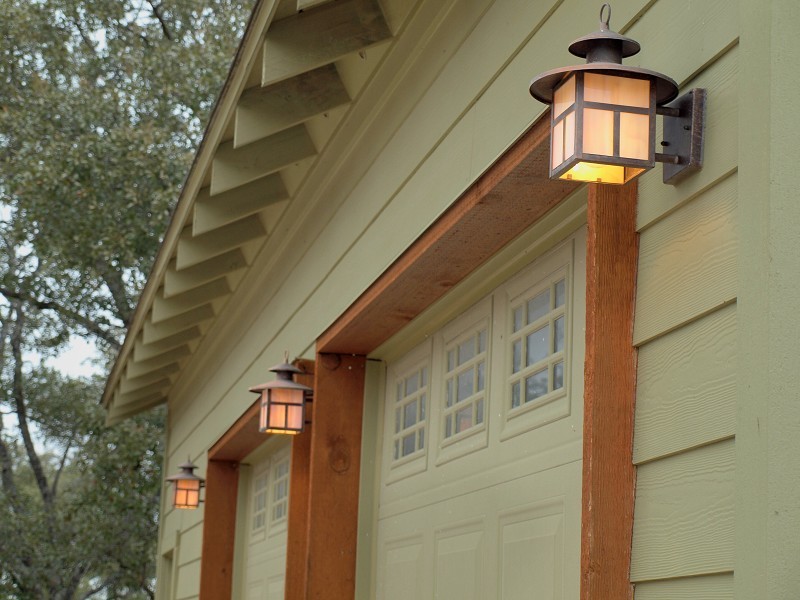 Design ideas for a mid-sized arts and crafts one-storey green exterior in Austin with wood siding and a gambrel roof.