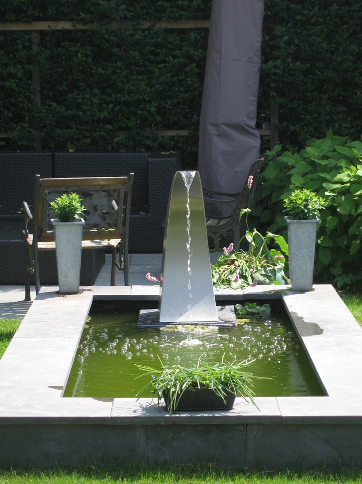 Contemporary garden in Amsterdam with a water feature.