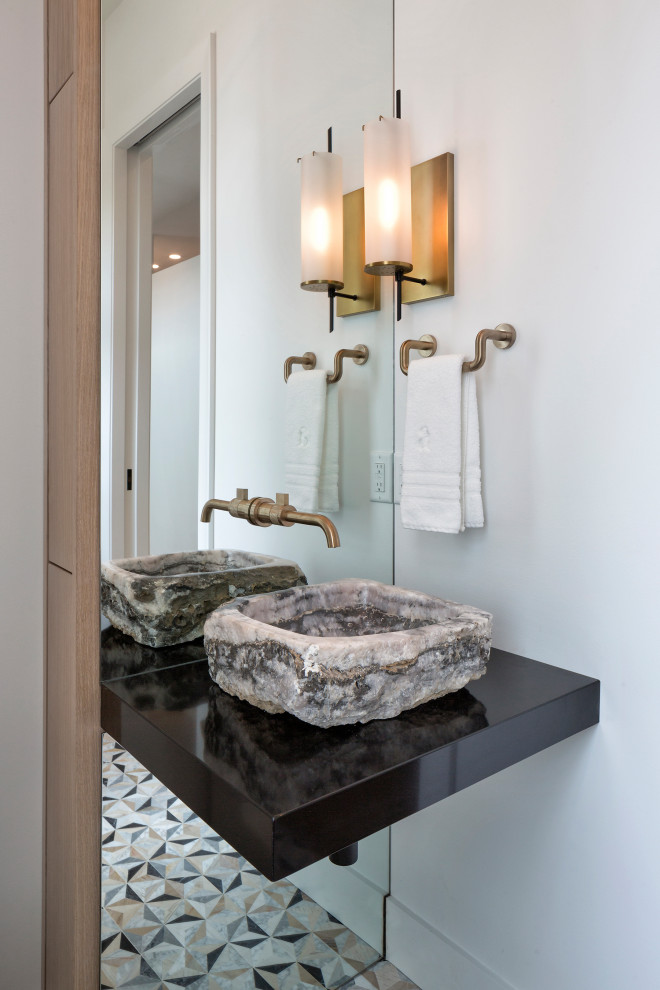Ispirazione per un bagno di servizio minimal con pareti bianche, lavabo a bacinella, pavimento multicolore e top nero