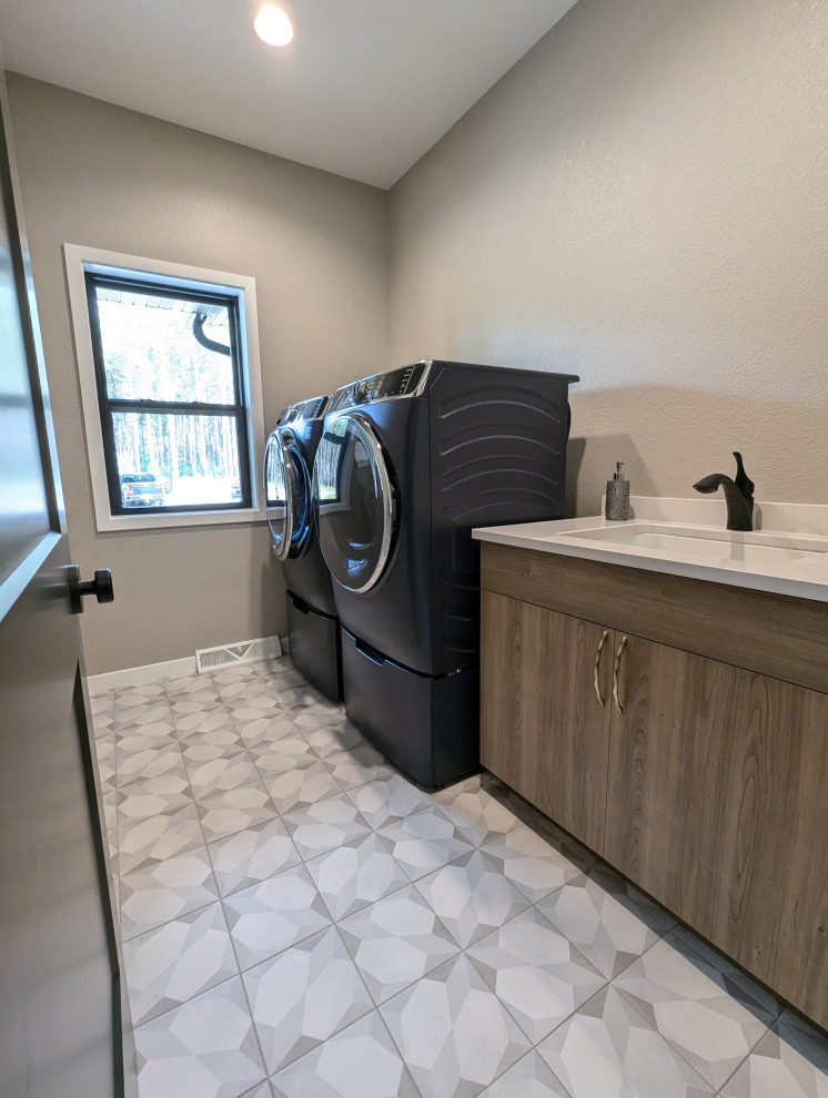 Inspiration for a large transitional l-shaped vinyl floor and brown floor eat-in kitchen remodel with a double-bowl sink, shaker cabinets, light wood cabinets, quartzite countertops, white backsplash, ceramic backsplash, stainless steel appliances, an island and white countertops