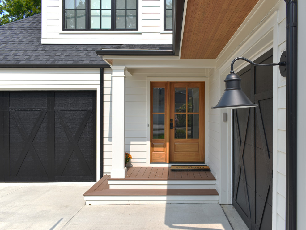 Example of a transitional entryway design in Cleveland
