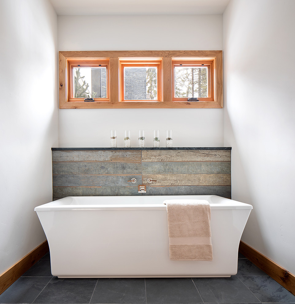 Esempio di una stanza da bagno minimalista con ante lisce, ante in legno bruno, piastrelle grigie, parquet chiaro, lavabo a bacinella e pavimento beige