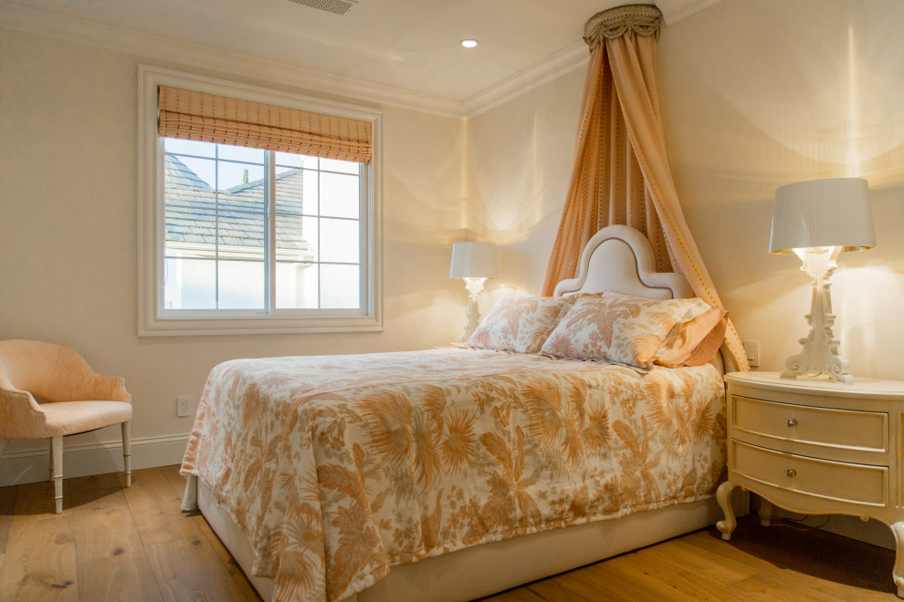 Свежая идея для дизайна: большая гостевая спальня (комната для гостей) в современном стиле с разноцветными стенами, паркетным полом среднего тона, коричневым полом и кессонным потолком - отличное фото интерьера