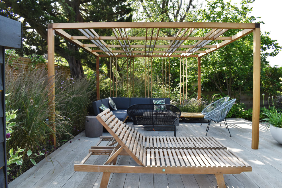 Design ideas for a contemporary deck in Hertfordshire.