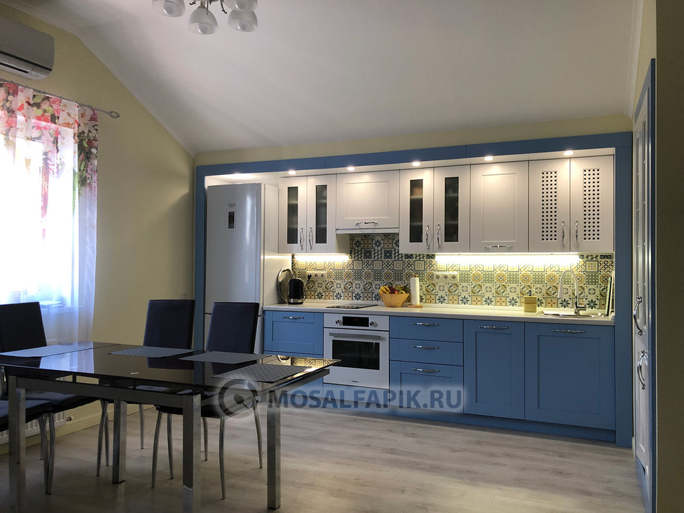 Встроенная кухня на втором этаже частного дома