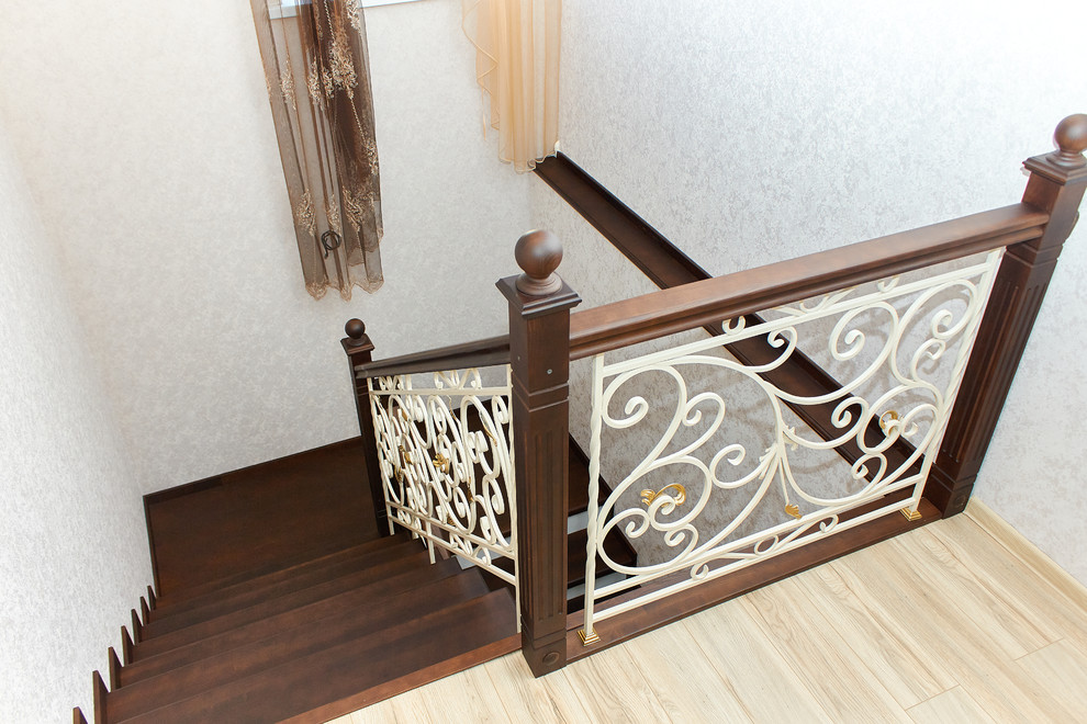 Лестница на закрытом каркасе