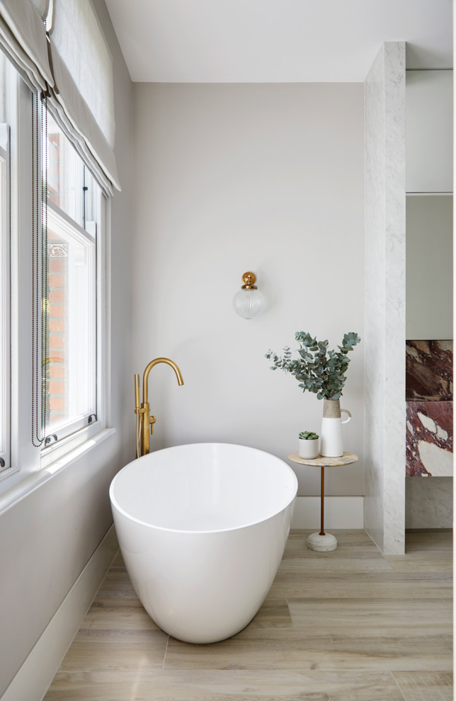 Источник вдохновения для домашнего уюта: большая ванная комната: освещение в современном стиле с фиолетовыми фасадами, отдельно стоящей ванной, двойным душем, инсталляцией, керамической плиткой, серыми стенами, полом из цементной плитки, мраморной столешницей, коричневым полом, открытым душем, разноцветной столешницей, тумбой под две раковины и встроенной тумбой