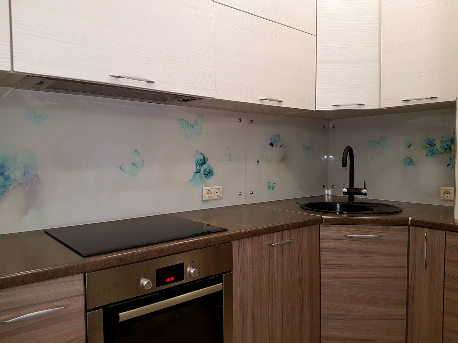 Фартуки для кухни из стекла