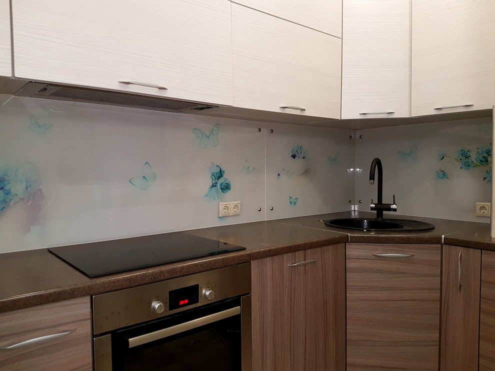 Фартуки для кухни из стекла