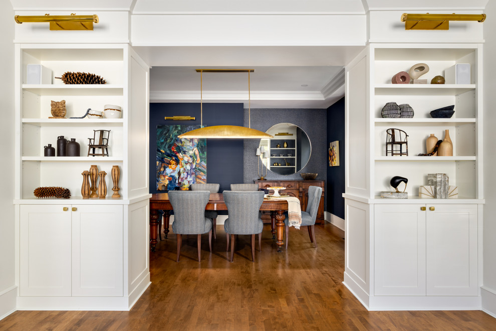 Imagen de comedor contemporáneo de tamaño medio cerrado con paredes azules, suelo de madera en tonos medios, suelo marrón, casetón y papel pintado