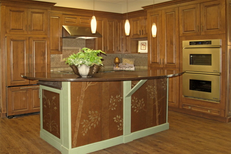 Große Rustikale Küche in L-Form mit profilierten Schrankfronten, hellbraunen Holzschränken, braunem Holzboden und Kücheninsel in Atlanta
