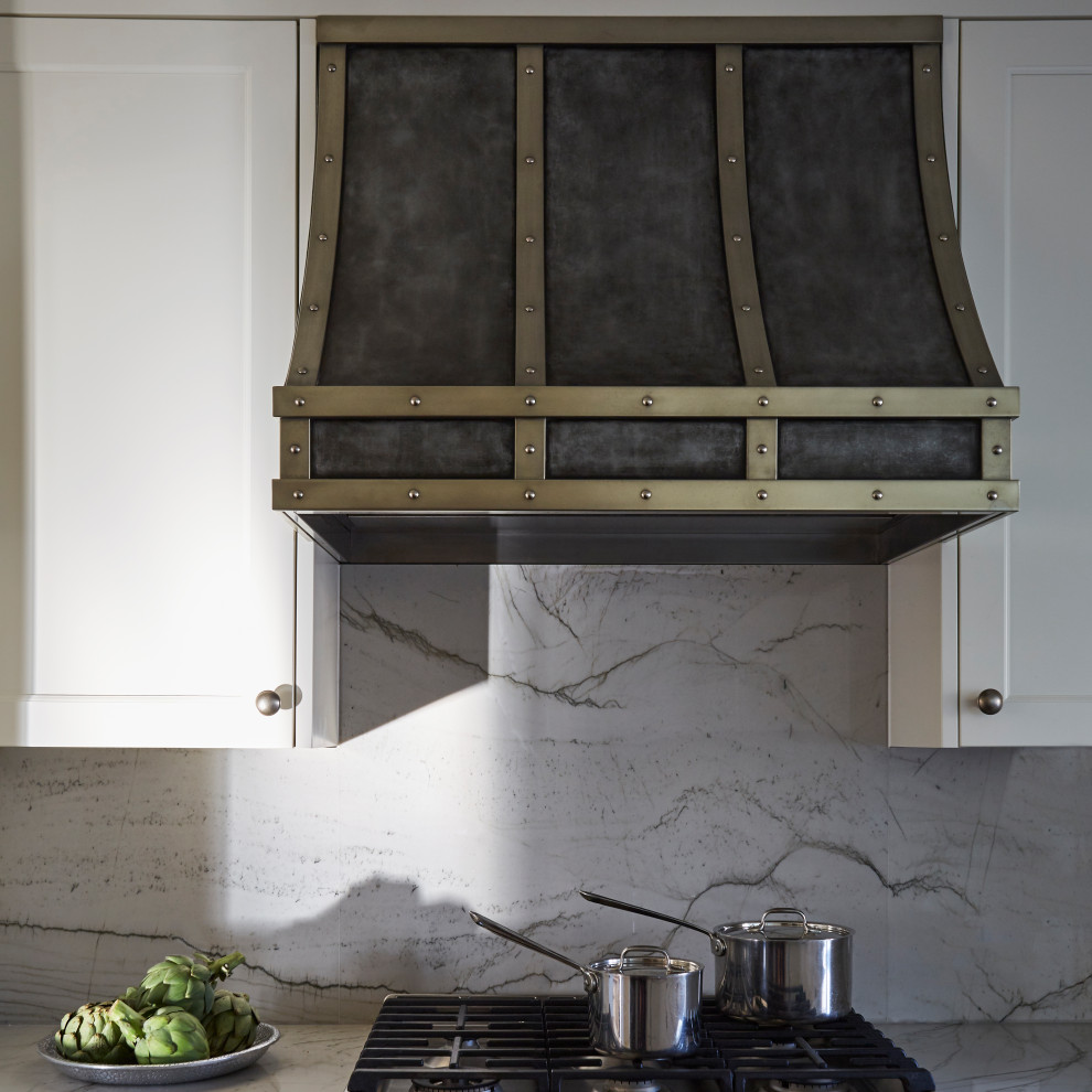 Transitional kitchen photo in Chicago