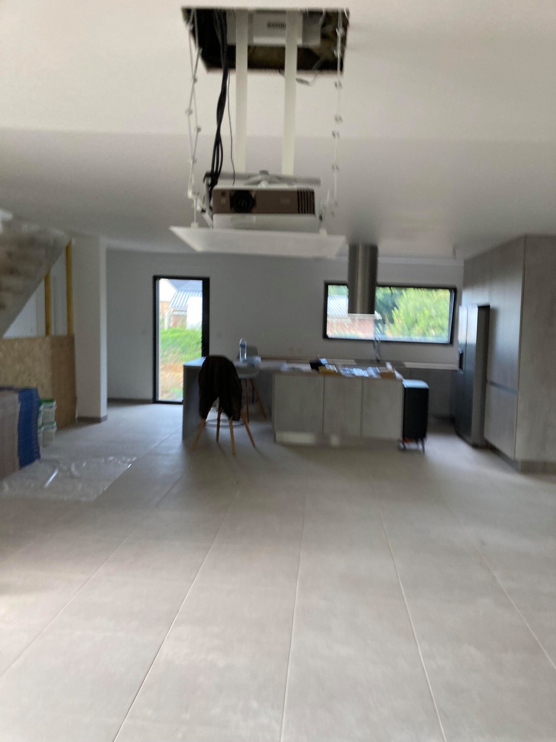 Installation d'un home cinéma avec projecteur