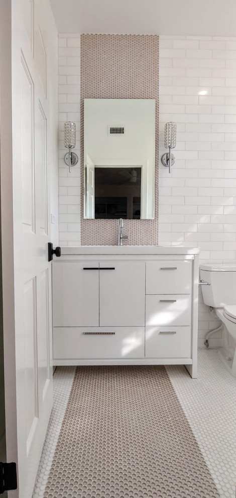 На фото: маленькая детская ванная комната в стиле модернизм с плоскими фасадами, белыми фасадами, душем в нише, розовой плиткой, плиткой мозаикой, белыми стенами, полом из мозаичной плитки, накладной раковиной, столешницей из искусственного кварца, белым полом, душем с распашными дверями, белой столешницей, тумбой под одну раковину и напольной тумбой для на участке и в саду
