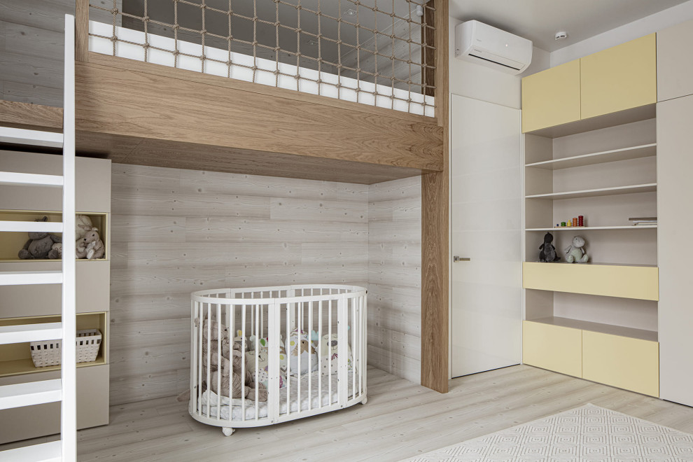 Большой красивый белый дом