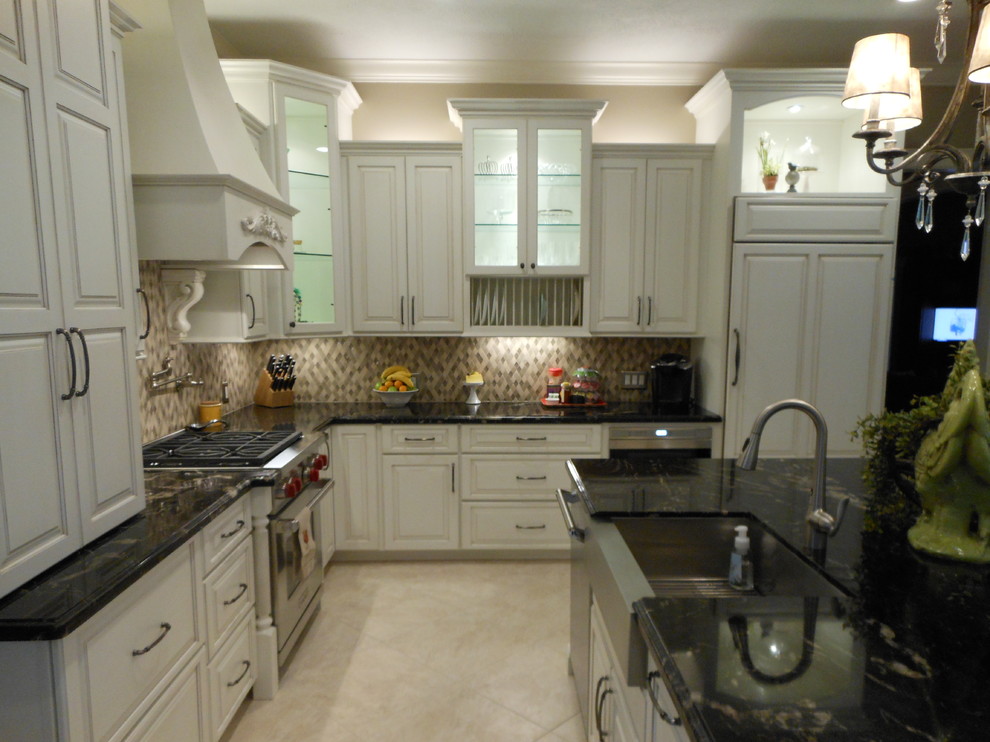 Kitchen - Traditional - Kitchen - Houston - by Absolute Cabinets & Design