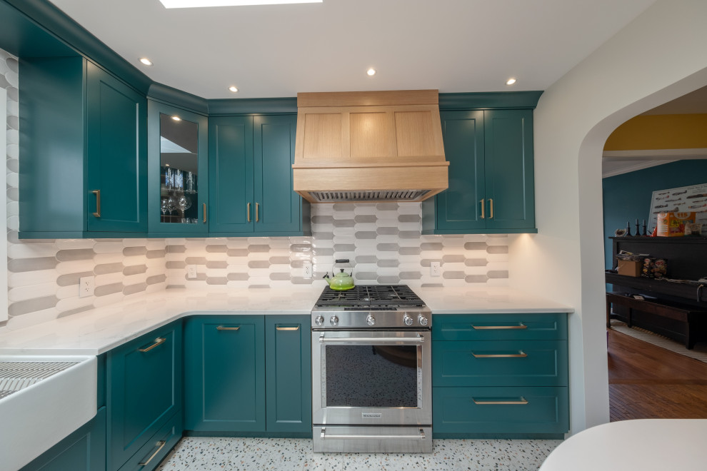 Small transitional kitchen photo
