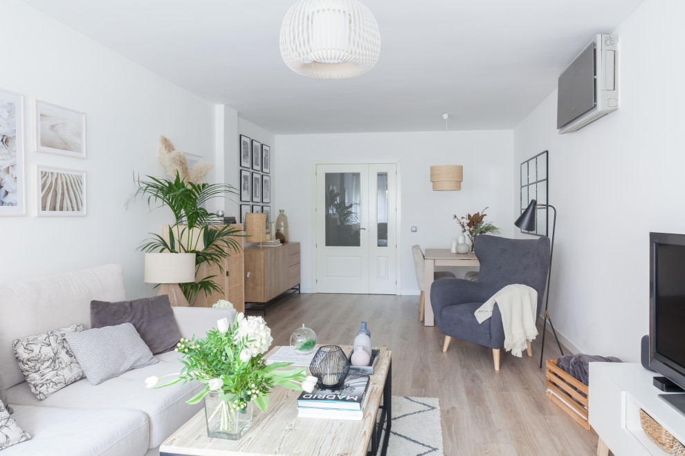 Idee per un soggiorno design di medie dimensioni e chiuso con pareti bianche, pavimento in legno massello medio e pavimento marrone
