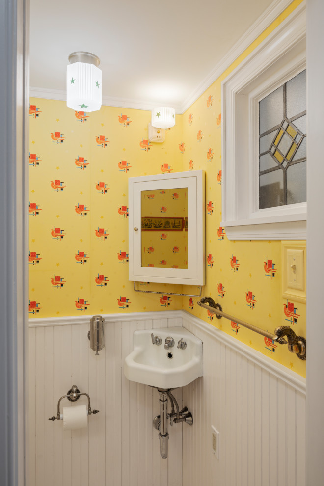 ニューヨークにある高級な小さなヴィクトリアン調のおしゃれなトイレ・洗面所 (壁付け型シンク、壁紙) の写真
