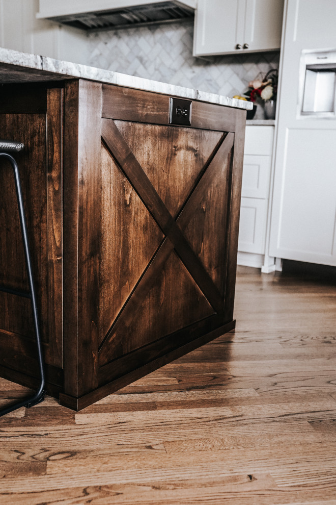 Example of a transitional home design design in Seattle