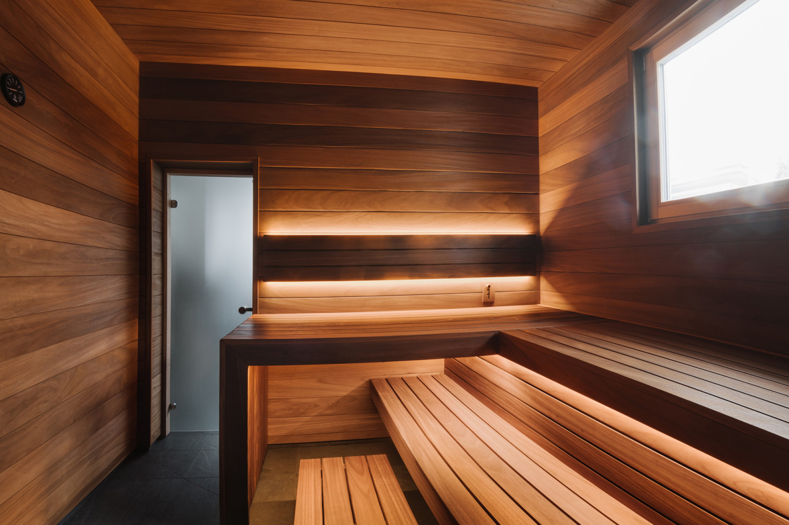 Линейное освещение в бане.