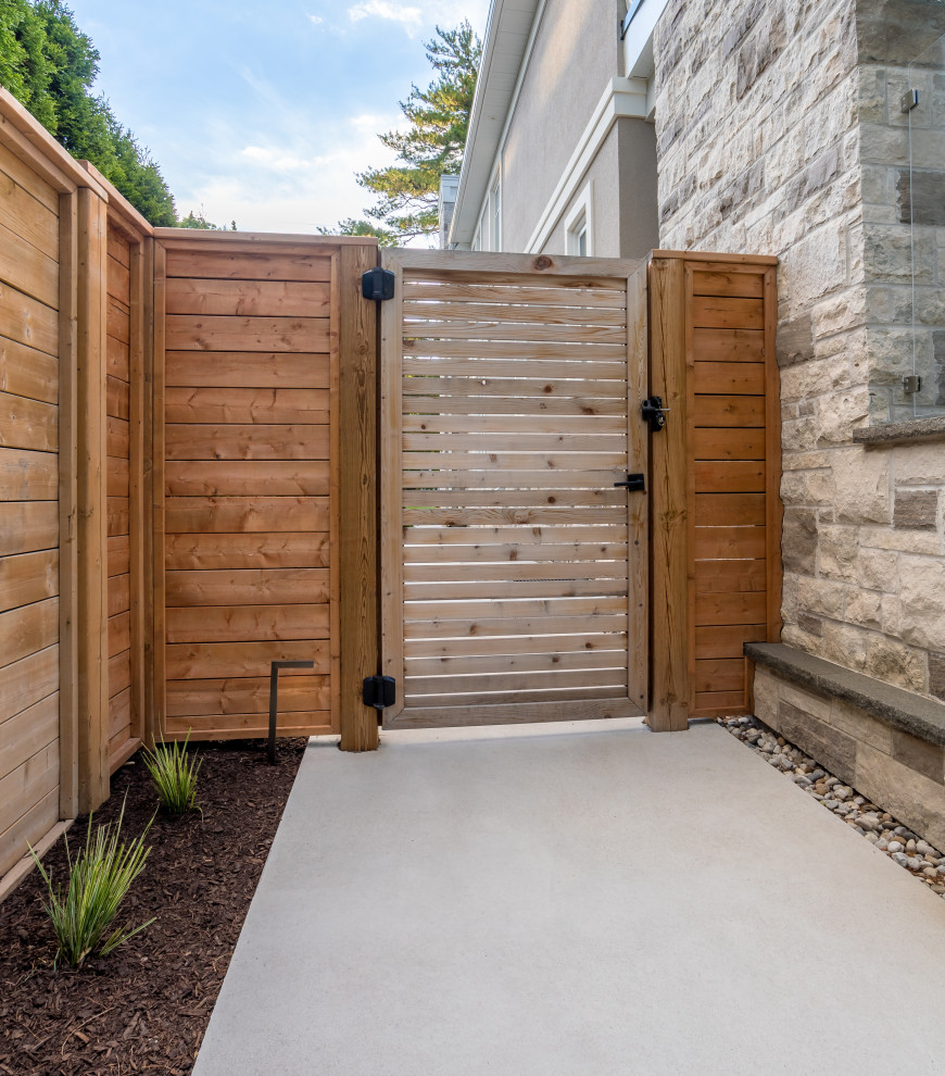 Photo of a mid-sized transitional landscaping in Toronto.