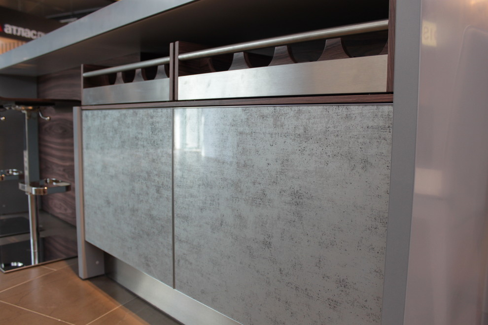 Шпон Палисандр Индийский + фасады со стеклом Серебро