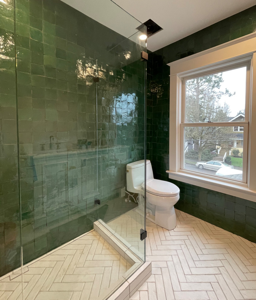 Источник вдохновения для домашнего уюта: ванная комната среднего размера в стиле кантри с фасадами с декоративным кантом, белыми фасадами, угловым душем, унитазом-моноблоком, зеленой плиткой, керамогранитной плиткой, зелеными стенами, душевой кабиной, врезной раковиной, столешницей из гранита, белым полом, душем с распашными дверями, белой столешницей, тумбой под две раковины и встроенной тумбой