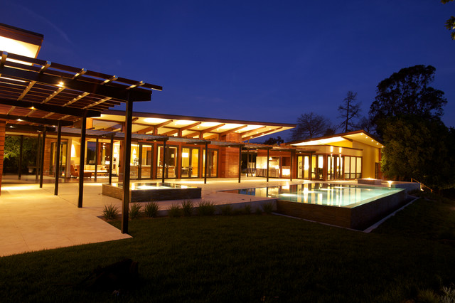 Exterior Back Yard trendy-hus-og-facade