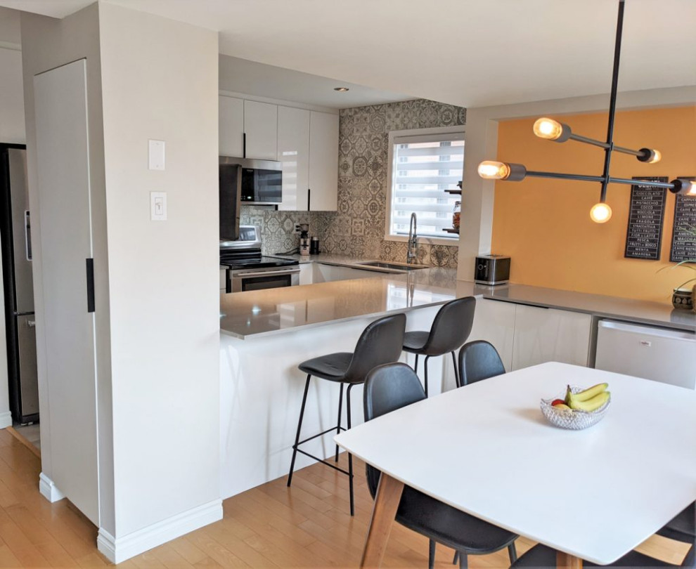 Idéer för ett mellanstort modernt grå kök, med grått golv, en undermonterad diskho, släta luckor, vita skåp, bänkskiva i kvarts, grått stänkskydd, stänkskydd i cementkakel, rostfria vitvaror, vinylgolv och en halv köksö