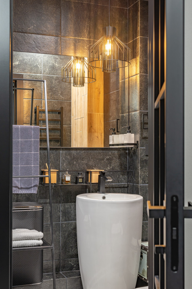 Свежая идея для дизайна: ванная комната в современном стиле с черными фасадами, душевой комнатой, черной плиткой, керамогранитной плиткой, черными стенами, полом из керамогранита, душевой кабиной, серым полом, душем с распашными дверями, тумбой под одну раковину и напольной тумбой - отличное фото интерьера